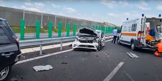 VIDEO Accident cu trei răniți pe singurul drum expres din România după ce o șoferiță a mers pe contrasens