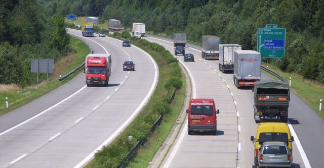 Europoslanci schválili cenový strop pro emisní povolenky. Týká se silniční dopravy a budov