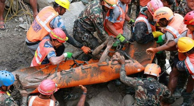 Nepal, estratti vivi due operai intrappolati nei tunnel dopo sette giorni dalla catastrofe