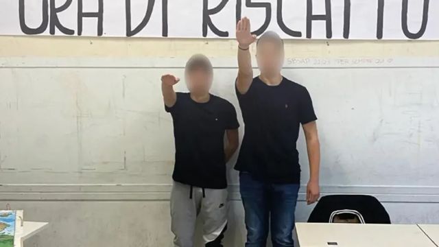 Saluti romani al liceo Montessori, in una foto studenti con le braccia tese in classe