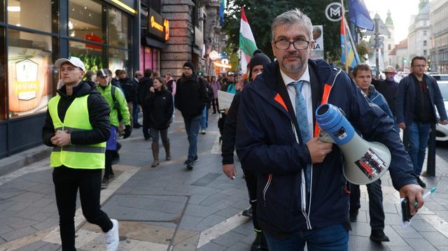 Hadházy Ákos bejelentette, hogy távozik a politikából