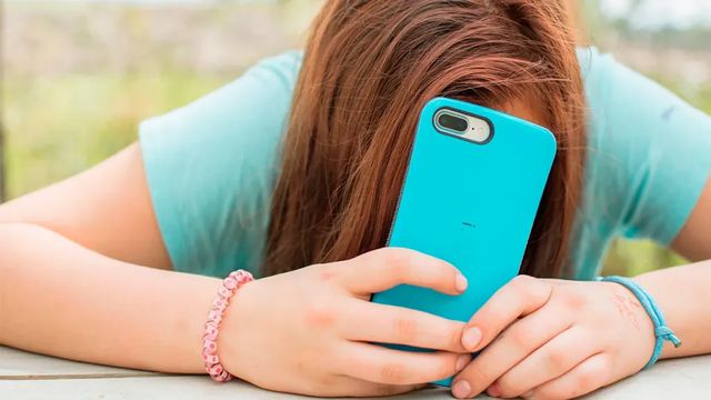 Reino Unido impone un toque de queda en redes sociales para menores