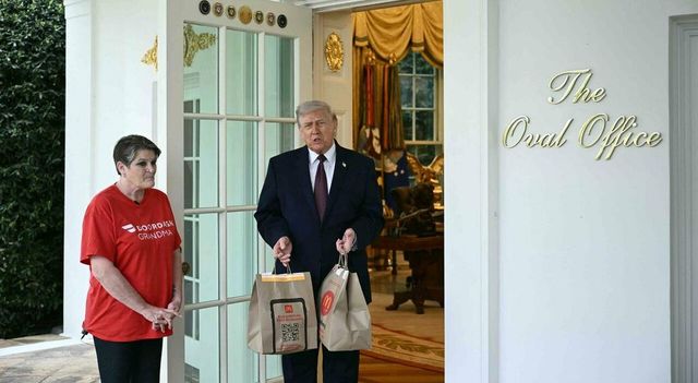 Trump ordina McDonald's alla Casa Bianca, rider resta per le domande con i giornalisti