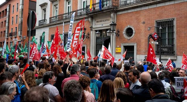 Los sindicatos amenazan al Gobierno con una huelga de funcionarios si no suben los salarios
