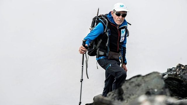 Carlos Soria, de 86 años, bate el récord mundial al coronar la cima del Manaslu