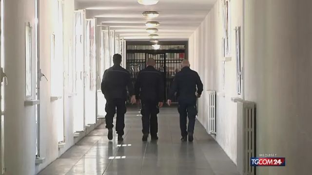 Detenuti appiccano fuoco in carcere, 6 agenti feriti all'Elba