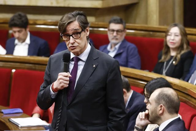 Socios y oposición atacan a Illa por la guerra abierta con los sindicatos educativos