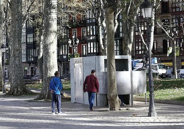 Buscan a un hombre por robar y violar a un menor con autismo en unos baños públicos en Bilbao
