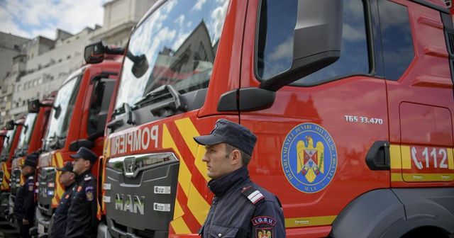 Microbuz cu cinci pasageri, cuprins de flăcări în mers la Ocnele Mari în Vâlcea