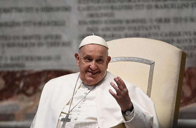 Papa susține că Ucraina ar trebui să aibă „curajul steagului alb”
