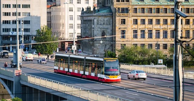 Tramvaj na pražském Břevnově srazila dívku