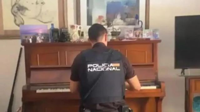 César, el Policía Nacional que consiguió calmar a una anciana tocando el piano tras sufrir un robo en Valencia