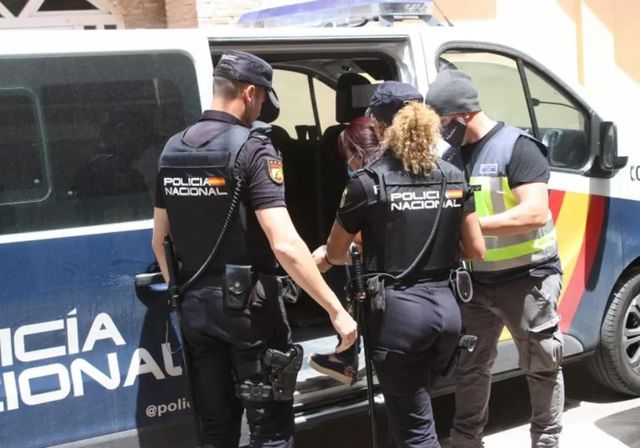 Tres personas detenidas en Sevilla por explotar sexualmente a mujeres mediante el método «loverboy»