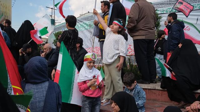Miles de iraníes forman cadenas humanas en las centrales energéticas para evitar ataques