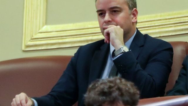 Getxo refuerza la limpieza manual con carros eléctricos para los barrenderos