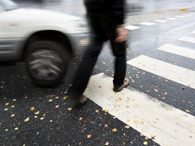 Кола помете мъж на пешеходна пътека в Пловдив