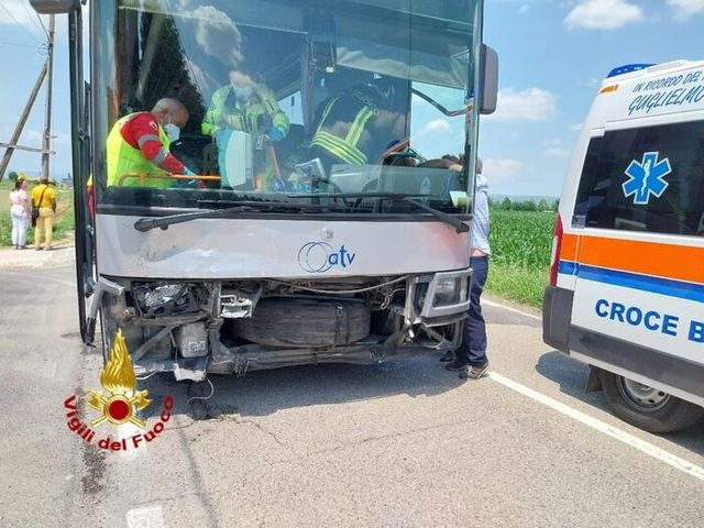 Bus di linea esce di strada a Verona, donna morta e altri sei passeggeri feriti