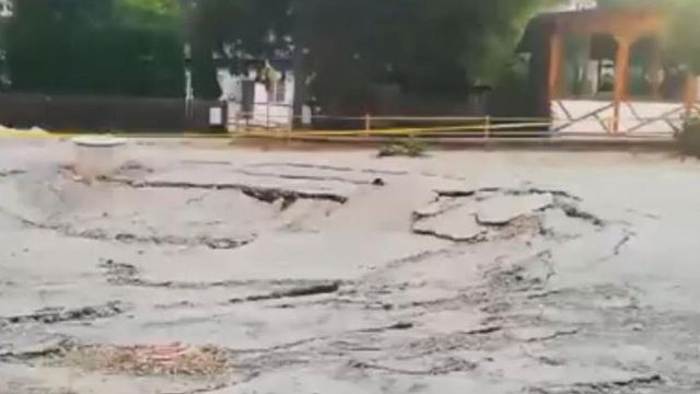 Noi fisuri în asfalt pe strada afectată de prăbușirea din primăvară în Slănic Prahova