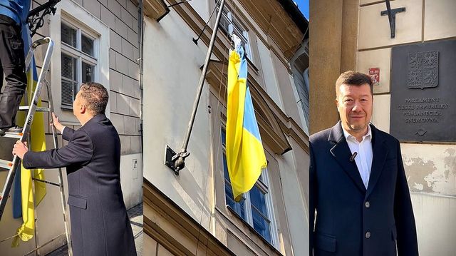 Okamura nechal ze sněmovní budovy odstranit ukrajinskou vlajku