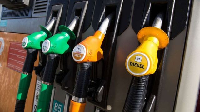 Benzina se ieftinește cu 30 de bani