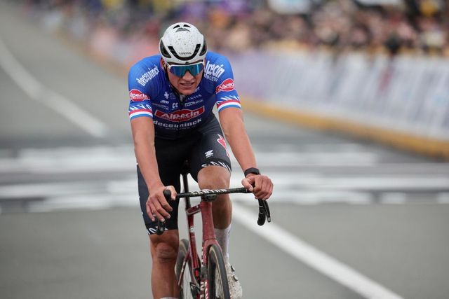 Van der Poel vince la Parigi-Roubaix, Ganna solo sesto