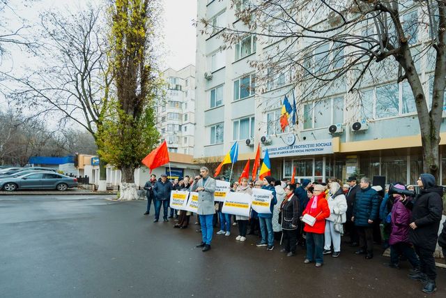 „Ați tăiat compensațiile? Tăiați-vă salariile!” Socialiștii au protestat în fața Ministerului Muncii