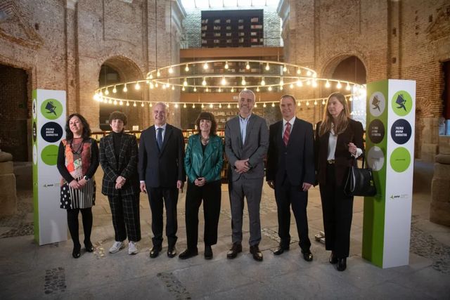 Aena iguala al Premio Planeta y convoca un premio literario de un millón de euros