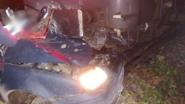 Doi bărbați, răniți după ce autoturismul în care se aflau a fost lovit de tren, în Suceava