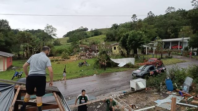 Cel puțin cinci morți și 130 de răniți după ce o tornadă s-a produs în sudul Braziliei