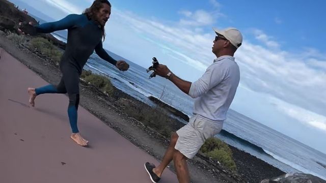 Un surfista canario amenaza con piedras a una pareja venezolana por pillar una ola en Tenerife