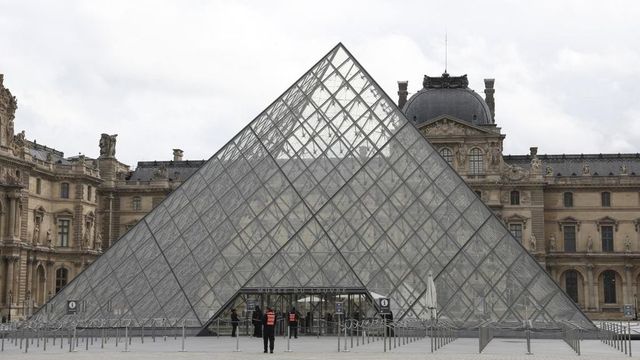La fiscalía de París anuncia otros cuatro arrestos por el robo de joyas en el Museo del Louvre