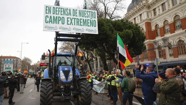 Una quincena de tractores se concentran en la sede de Agricultura antes de la reunión de Planas y las asociaciones