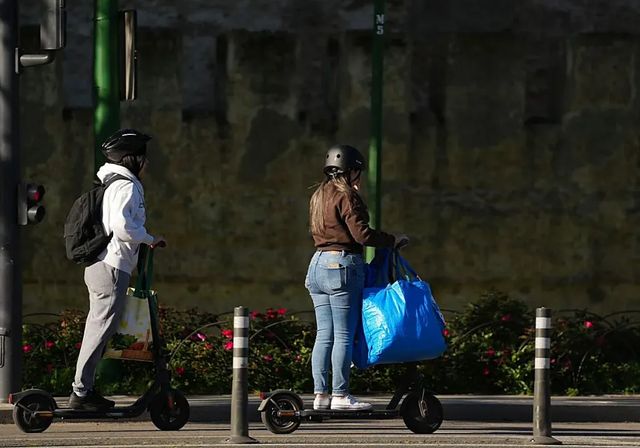El Gobierno fija en 15 años la edad mínima para conducir patinetes y uso obligatorio de casco