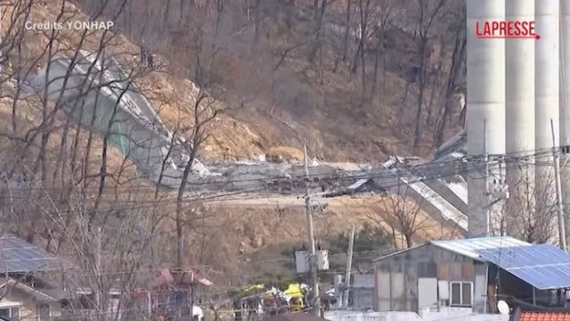 Crolla ponte in costruzione in Corea del Sud, morti e feriti