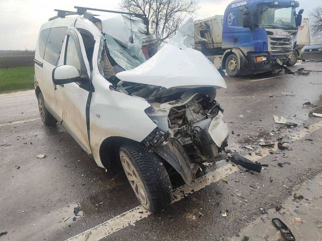 Accident la Telenești. Un bărbat a murit după ce mașina s-a ciocnit cu un autocamion
