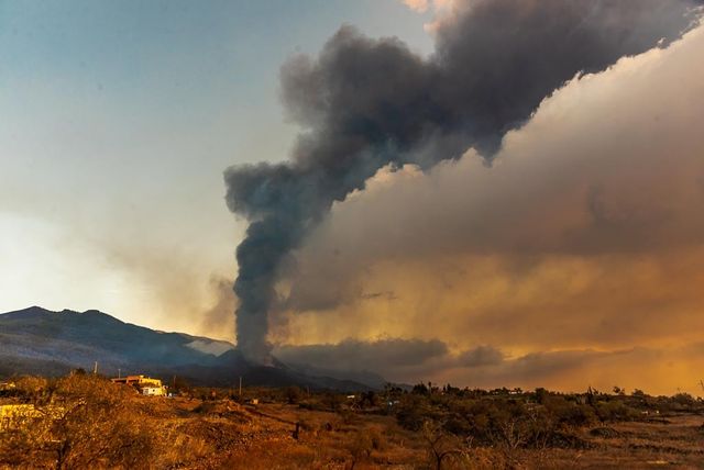 Blocuri de lavă de mărimea unei clădiri, expulzate de vulcanul de pe insula La Palma