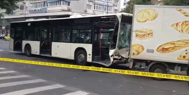 Accident grav cu un autobuz STB, pe Calea Dorobanți din București. Un pasager a fost dus la spital