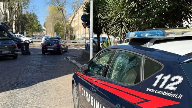Cade mentre monta luminarie a Valenzano, morto 46enne