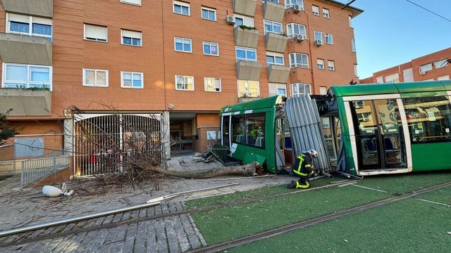 Trece heridos leves por una colisión entre un tranvía y una furgoneta en la localidad madrileña de Parla