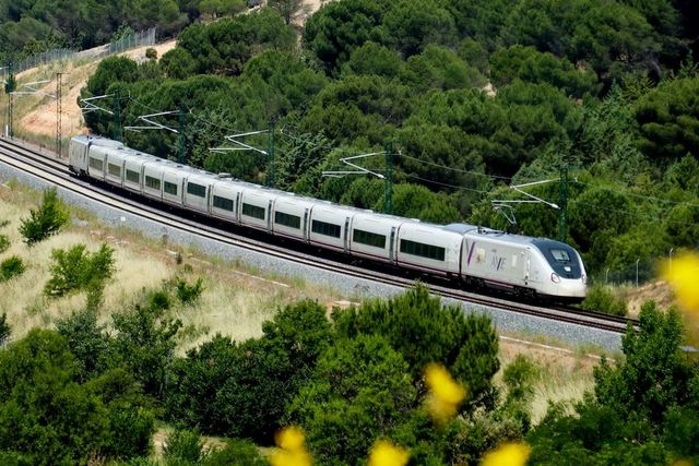 Vuelve el Verano Joven: así son los descuentos para viajar en tren y autobús y así se pueden solicitar