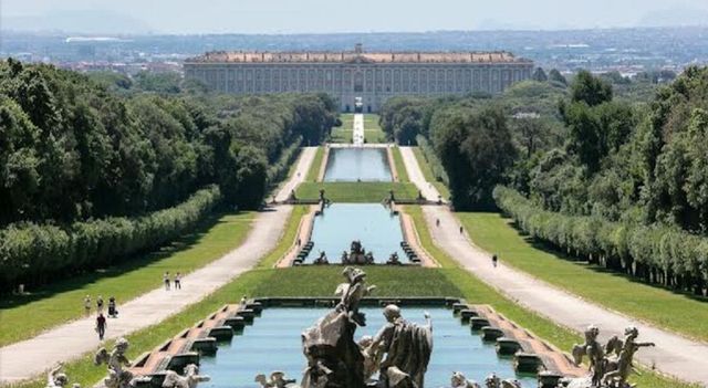 Reggia Caserta, danneggia vasca borbonica per rubare acqua