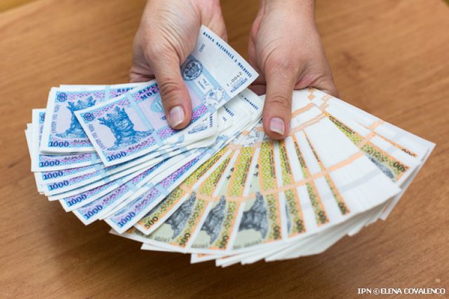 Salariul minim crește cu 500 de lei