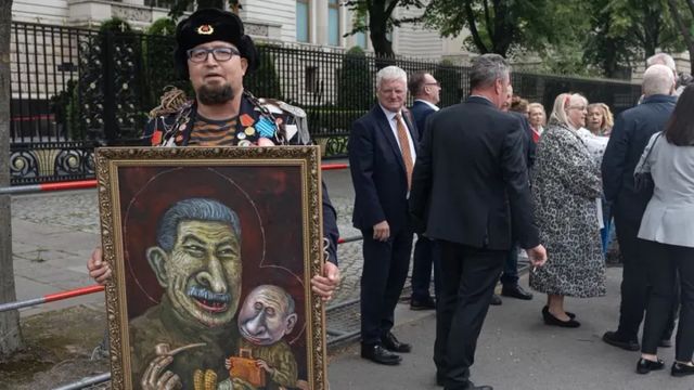 Caricaturist rus, cunoscut pentru critica față de regimul lui Putin, împușcat mortal în Polonia