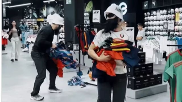 Militantes de Ernai roban camisetas de España en comercios de Euskadi para reivindicar la oficialidad de la selección vasca