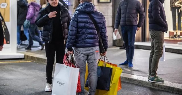 Saldi e turisti, Firenze regina ma la spesa media più alta è a Milano