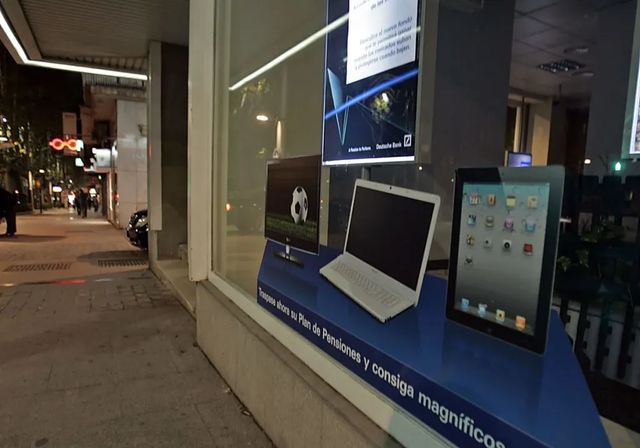 De la Play Station al último iPhone: así compite la banca por tu nómina