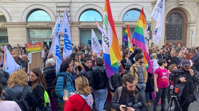 Roma, famiglie arcobaleno in piazza