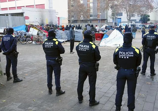Badalona desaloja de nuevo a los migrantes desocupados de un antiguo instituto