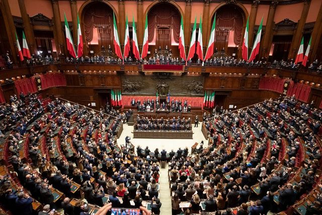 Italia aprobă o lege care prevede închisoare pentru distribuirea de deepfake-uri
