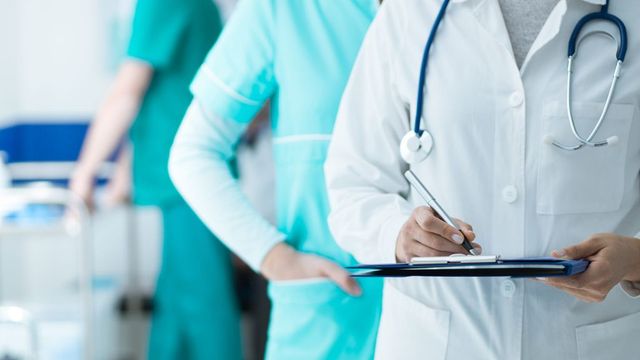 Sistemul de sănătate se confruntă cu un deficit de 1 225 de cadre medicale. Unul din doi medici are peste 55 de ani
